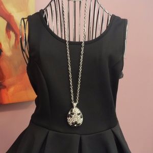 NWOT Beautiful crystal/flower necklace